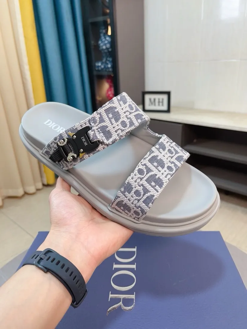 Men's Men's Shoes 💰320🌸🌸Dior Aqua Men's Sandals Slippers. Showcasing Dior haute couture design. The Dior gray suede strap is accented with an aluminum Dior buckle for added style. Paired with a comfortable tonal notch sole, they pair easily with shorts or jeans for a sophisticated look. Main body: suede cow leather, technical fabric lining: cow leather, with adjustable straps, aluminum Dior buckle, Dior gray EVA insole, tonal notch rubber outsole splicing structure👌👌size: 38-44 (45.46 customized)
